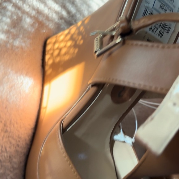 Brand: Guess
Size: 8.  Color: light brown.  Condition is new - Picture 7 of 11